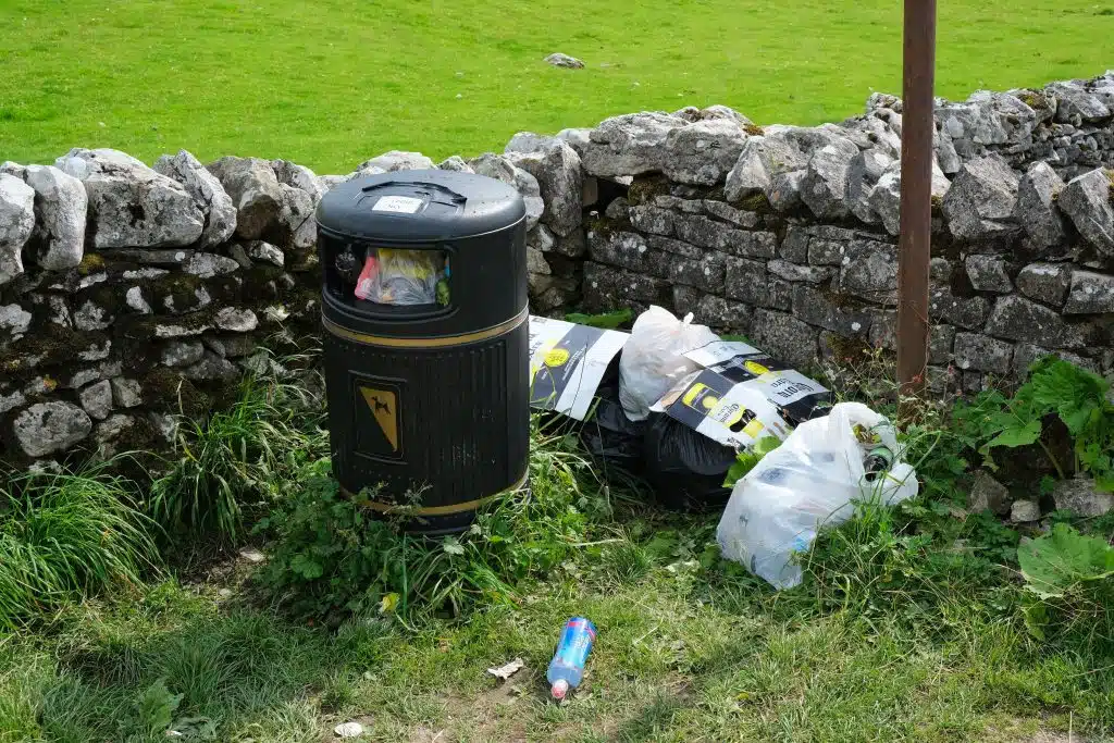 Overflowing rubbish bin in the outdoors 